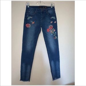 Ranbeeri skinny flower embroidered jeans. SZ 31